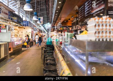 Tapas Bar und Restaurant in der La Boqueria. La Boqueria St. Josep ist ein berühmter großer öffentlicher Markt im Stadtteil Ciutat Vella in Barcelona Stockfoto