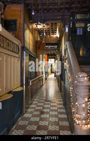 Die Bar Pasajes befindet sich in einer außergewöhnlichen Passage mit Bierbars und Tapas Tavernen im Viertel La Ribera in Barcelona. Der Korridor führt von der Altstadt Stockfoto