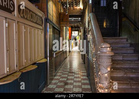 Die Bar Pasajes befindet sich in einer außergewöhnlichen Passage mit Bierbars und Tapas Tavernen im Viertel La Ribera in Barcelona. Der Korridor führt von der Altstadt Stockfoto