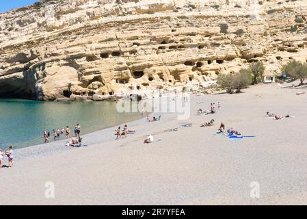 Strand und Bucht von Matala im südlichen Zentrum Kretas. Berühmt durch die Höhlen ist Matala, auch bekannt als Hippie-Ziel aus den 70er Jahren. Jetzt die kleine Stockfoto