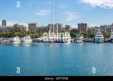 Luxusyachten liegen im Yachthafen Port Vell in Barcelona vor. Die Stadt ist ein wichtiges Reiseziel. Manche Yachten müssen für unglaubliches Geld gemietet werden Stockfoto