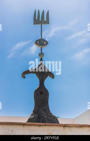 Sonne, Mond und ein Stern. Joan Miro Skulptur vor der Stiftung Joan Miro auf dem Montjuic in Barcelona. Joan Miro war eine der berühmten katalanen Stockfoto