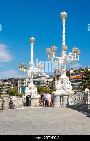 Alte Straßenlaternen in Form eines Kerzenleuchters an der Bucht von La Concha in San Sebastian. Die Lampen sehen aus wie aus dem Jugendstil, vielleicht aus der Art-Deco-Epoche. Stockfoto