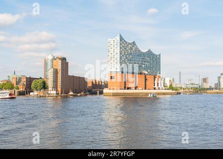 Elbphilharmonie als Hauptattraktion im Hamburger Hafen. Das Gebäude wurde bewusst für den Seeverkehr entworfen. Die Formulare Stockfoto