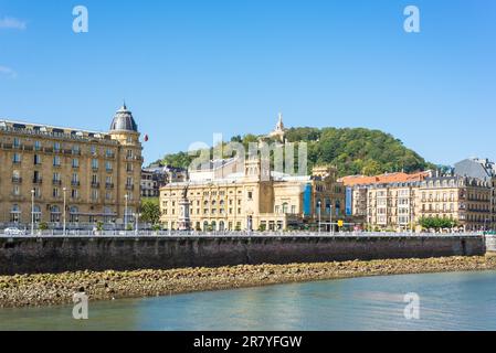 Blick über den Fluss Urumea zum Victoria Eugenia Theater, einem neoplateresken Gebäude, eine besondere spanische Architektur, in Donostia San Sebastian. Stockfoto