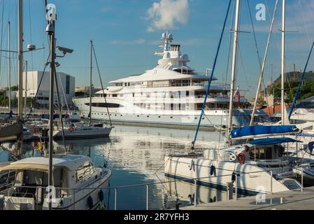 Luxusyachten liegen im Yachthafen Port Vell in Barcelona vor. Die Stadt ist ein wichtiges Reiseziel. Manche Yachten müssen für unglaubliches Geld gemietet werden Stockfoto