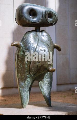 Personage. Joan Miro Skulptur vor der Stiftung Joan Miro auf dem Montjuic in Barcelona. Joan Miro war eine der berühmten Künstler Stockfoto