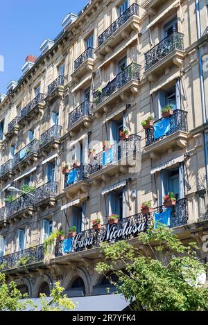 Apartment-Haus im modernen Stil im alten Teil von Donostia San Sebastian. Das Haus ist ein neoplatereskes Gebäude, eine besondere spanische Architektur Stockfoto