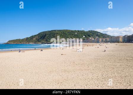 Der Strand La Zurriola in Donostia San Sebastian. Der Strand im Stadtteil Gros von Donostia ist berühmt für Surfen, Sport und Entspannung Stockfoto