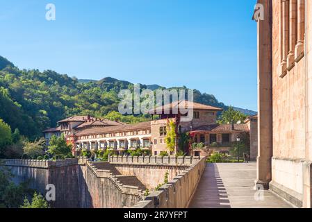 Blick auf die Casa Capitular in der Basilika Santa Maria la Real von Covadonga ist eine katholische Kirche in Covadonga, Cangas de ON Stockfoto