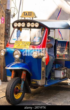 Auto-Rikschas, bekannt als Tuk-Tuks in den Straßen von Chinatown in Bangkok. Das kleine Auto ist eine gängige Form des städtischen Verkehrs Stockfoto