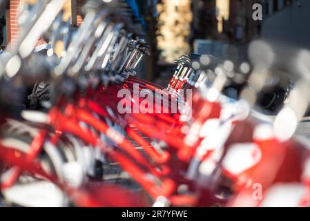 Fahrradtouren in Folge an einer Fahrradhaltestelle im Barceloneta-Viertel von Barcelona. Bicing der Name ist abgeleitet von Bici, dem katalanischen und Stockfoto