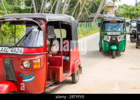 Auto-Rikschas, bekannt als Tuk-Tuks in der Welle Dewayala Road in Unawatuna am 04. Dezember 2016. Das kleine Auto ist eine gängige Form des städtischen Verkehrs Stockfoto