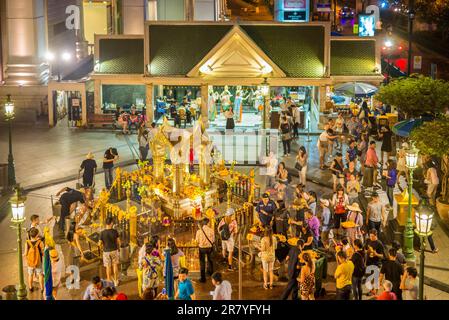 Der Erawan-Schrein im Viertel Pathum Wan, Bangkok. Eine beliebte Attraktion der Gottesanbetung, bietet sie oft Aufführungen von einheimischen thailändischen Tanztänzern Stockfoto