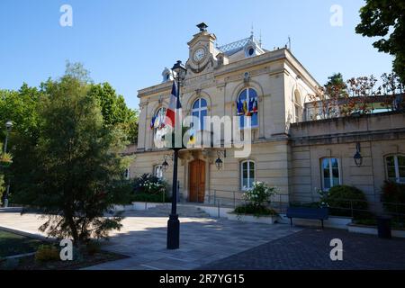 Rathaus Fontenay-aux-Roses mit französischen Flaggen. Das Rathaus steht auf französisch an der Fassade Stockfoto