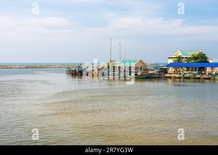 Kleiner Hafen an der Flussmündung des Bugoda in Moratuwa an der Westküste Sri Lankas am 30. Dezember 2016. Die Stadt liegt im Westen Stockfoto