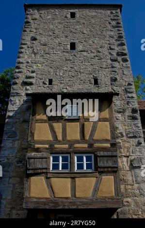 Der Hangman-Turm oder Henkersturm, erbaut Anfang der 1400s v. Chr. in Rothenburg ob der Tauber, Bayern, Deutschland. Der Turm erhielt seinen Namen wahrscheinlich aus der Nähe zu einem Ort, an dem die Hinrichtung stattfand. Stockfoto