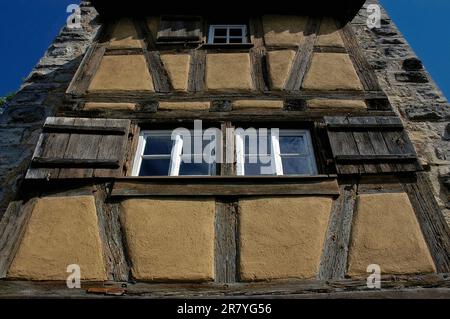 Halbholzbau auf dem Hangman-Turm oder Henkersturm, erbaut Anfang der 1400s n. Chr. in Rothenburg ob der Tauber, Bayern, Deutschland. Der Turm erhielt seinen Namen wahrscheinlich aus der Nähe zu einem Ort, an dem die Hinrichtung stattfand. Stockfoto