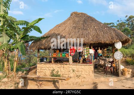 Straßenverkäufer in seinem Kiosk und Marktstand auf dem Weg zum Ella Rock in der Provinz Uva von Sri Lanka. Machen Sie Halt für Touristen und Einheimische, um sich auszuruhen und zu erfrischen Stockfoto