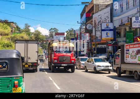 Viel Verkehr in der Hauptstraße von Bandarawela, der zweitgrößten Stadt im Bezirk der Provinz Uva. Die Stadt befindet sich in großer Höhe Stockfoto