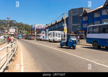 Viel Verkehr in der Hauptstraße von Bandarawela, der zweitgrößten Stadt im Bezirk der Provinz Uva. Die Stadt befindet sich in großer Höhe Stockfoto