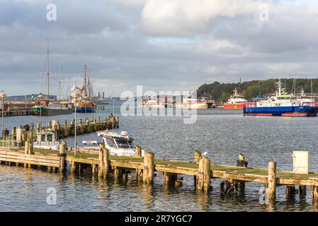 Der alte Fischereihafen des Badeorts Sassnitz mit vielen Doppelhüllenschiffen im Hafen Stockfoto