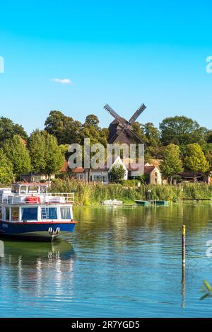 Fahrgastschiff vor der Kleinstadt Werder im Bundesland Brandenburg. Die Windmühle liegt auf einer kleinen Insel am Fluss, Hexe ist es Stockfoto