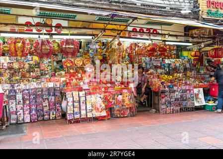 Chinesischer Souvenirladen im Bangkok-Viertel Samphanthawong, weithin bekannt als Chinatown Stockfoto