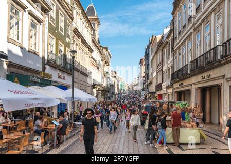 Die Rua de Santa Catarina ist eine Einkaufsstraße und Fußgängerzone mitten in Porto Stockfoto