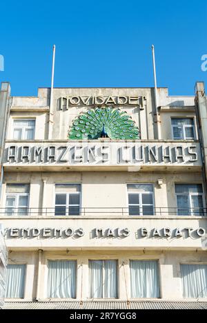 Die Art déco-Fassade des Kaufhauses Armazens Cunhas befindet sich in der Innenstadt von Porto Stockfoto