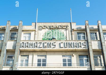 Die Art déco-Fassade des Kaufhauses Armazens Cunhas befindet sich in der Innenstadt von Porto Stockfoto