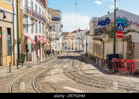 Spuren der berühmten Straßenbahnlinie 28 im Alfama-Viertel von Lissabon Stockfoto