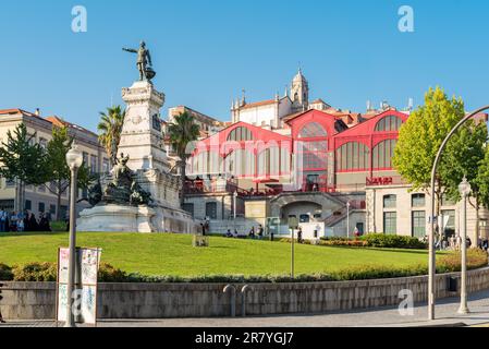 Der Mercado Ferreira Borges ist ein historisches Gebäude in der Stadt Porto. Erbaut im Jahr 1885 als Ersatz für den bereits alten Ribeira-Markt Stockfoto