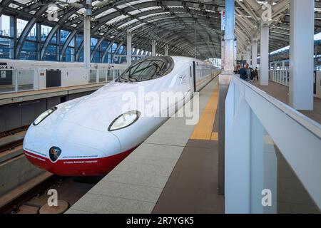 Saga, Japan - Nov. 28 2022: Der Nishi Kyushu Shinkansen (Kamome) verbindet Nagasaki mit Takeo-Onsen, der seit dem 23. September 2022 in Betrieb genommen wird Stockfoto