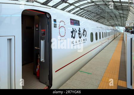 Saga, Japan - Nov. 28 2022: Der Nishi Kyushu Shinkansen (Kamome) verbindet Nagasaki mit Takeo-Onsen, der seit dem 23. September 2022 in Betrieb genommen wird Stockfoto