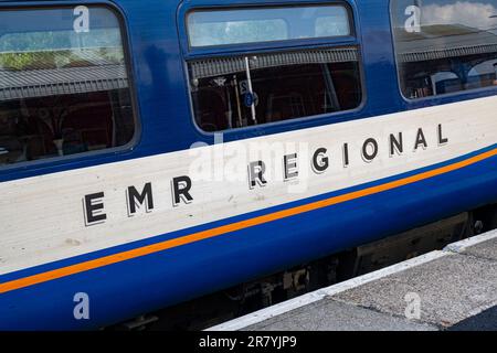 Bahnhof, Grantham, Lincolnshire, Großbritannien – ein Zug der East Midlands Railway wartet auf einem Bahnsteig, um vom Bahnhof abzufahren Stockfoto