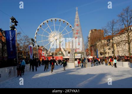 Weihnachtsmarkt, Riesenrad, Schlittschuhbahn, Eislaufbahn, Brüssel, Brabant, Belgien Stockfoto