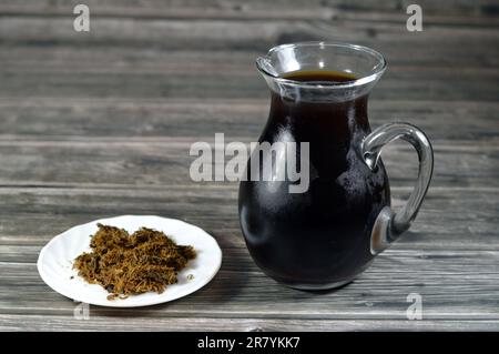 Gemahlene und geschälte Lakritze, Lakritze Glycyrrhiza glabra, eine blühende Pflanze der Bohnenfamilie Fabaceae, Ein beliebtes Getränk im Ramadan-Monat Erksos Erqs Stockfoto