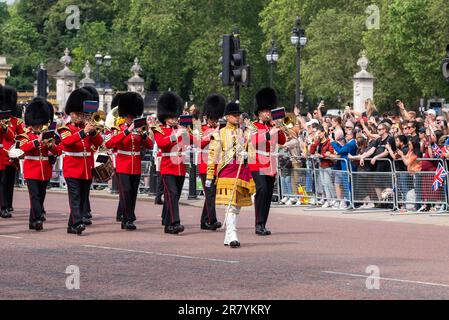 Eine Band der Schotten-Guards bei Trooping the Colour in The Mall, London, Großbritannien. Eine britische Marschkapelle, die die Massen beobachtet Stockfoto