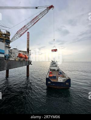 Versorgungsschiff, das Material für eine Offshore-Bohrinsel liefert. Stockfoto