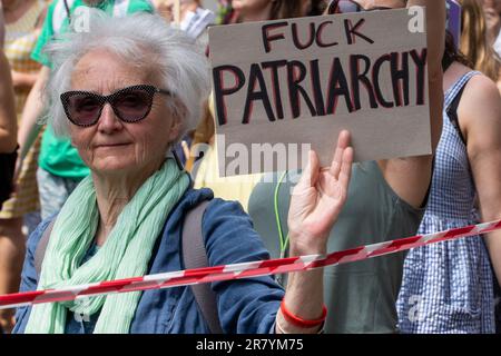 (ANMERKUNG DER REDAKTEURE: Bild enthält Obszönitäten) London, Vereinigtes Königreich. 17. Juni 2023. Ein Abtreibungsrechtler marschiert von den königlichen Gerichten nach Westminster, um eine Reform des Abtreibungsgesetzes zu fordern. Der marsch wurde von der Women's Equality Party, der Fawcett Society und dem British Pregnancy Advisory Service (BPAS) organisiert, um die Entkriminalisierung zu unterstützen, nachdem eine Frau zu zwei Jahren und vier Monaten Haft verurteilt wurde, weil sie nach der gesetzlichen Grenze Drogen beschafft hatte, um eine Abtreibung auszulösen. Kredit: Mark Kerrison/Alamy Live News Stockfoto