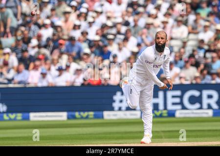 Moeen Ali of England bowls during the LV= Insurance Ashes First Test Series Day 3 England V Australia at Edgbaston, Birmingham, Großbritannien, 18. Juni 2023 (Foto: Craig Thomas/News Images) Stockfoto