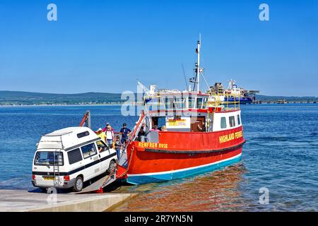 Cromarty Scotland Nigg - Cromarty Ferry Renfrew Rose im Frühsommer fährt ein Wohnwagen von der Fähre nach Cromarty ab Stockfoto