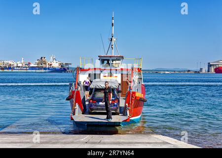 Cromarty Scotland Nigg - Cromarty Fähre die rote Renfrew Rose im Frühsommer die Fähre verlässt die Cromarty Hellbahn Stockfoto