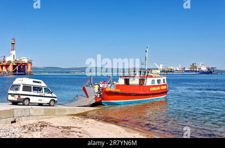 Cromarty Scotland Nigg - Cromarty Ferry die rote Renfrew Rose im Frühsommer ein Wohnmobil verlässt die Fähre in Cromarty Stockfoto