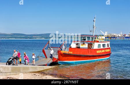 Cromarty Scotland Nigg - Cromarty Ferry die rote Renfrew Rose in den frühen Sommermonaten, die die Fähre an der Cromarty Hellbahn verlassen Stockfoto