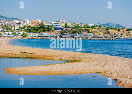 Der Strand am Hafen von Rafina in Attica, Griechenland Stockfoto