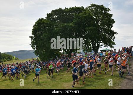 Edinburgh Scotland, Vereinigtes Königreich, 18. Juni 2023. Die Veranstaltung Seven Hills of Edinburgh beginnt auf Calton Hill und verbindet Straßen-, Langlauf- und Berglauf mit urbaner Orientierung, während Läufer sich auf den Weg über die sieben Hügel von Edinburgh machen. Live-Nachrichten von sst/alamy Stockfoto