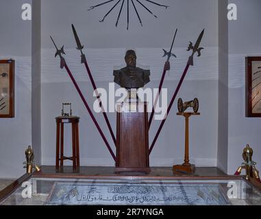 Bronzebüste des Khedive Ismail Gründers des Abdeen-Palastes in Kairo, Ägypten, ein Palast aus dem 19. Jahrhundert Stockfoto