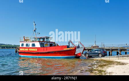 Nigg Schottland Nigg - Cromarty Ferry die rote Renfrew Rose im Frühsommerauto, die in Nigg an Bord der Fähre geht Stockfoto